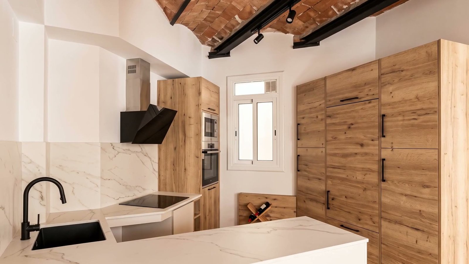 Cocina reformada con bóveda catalana y armarios de roble