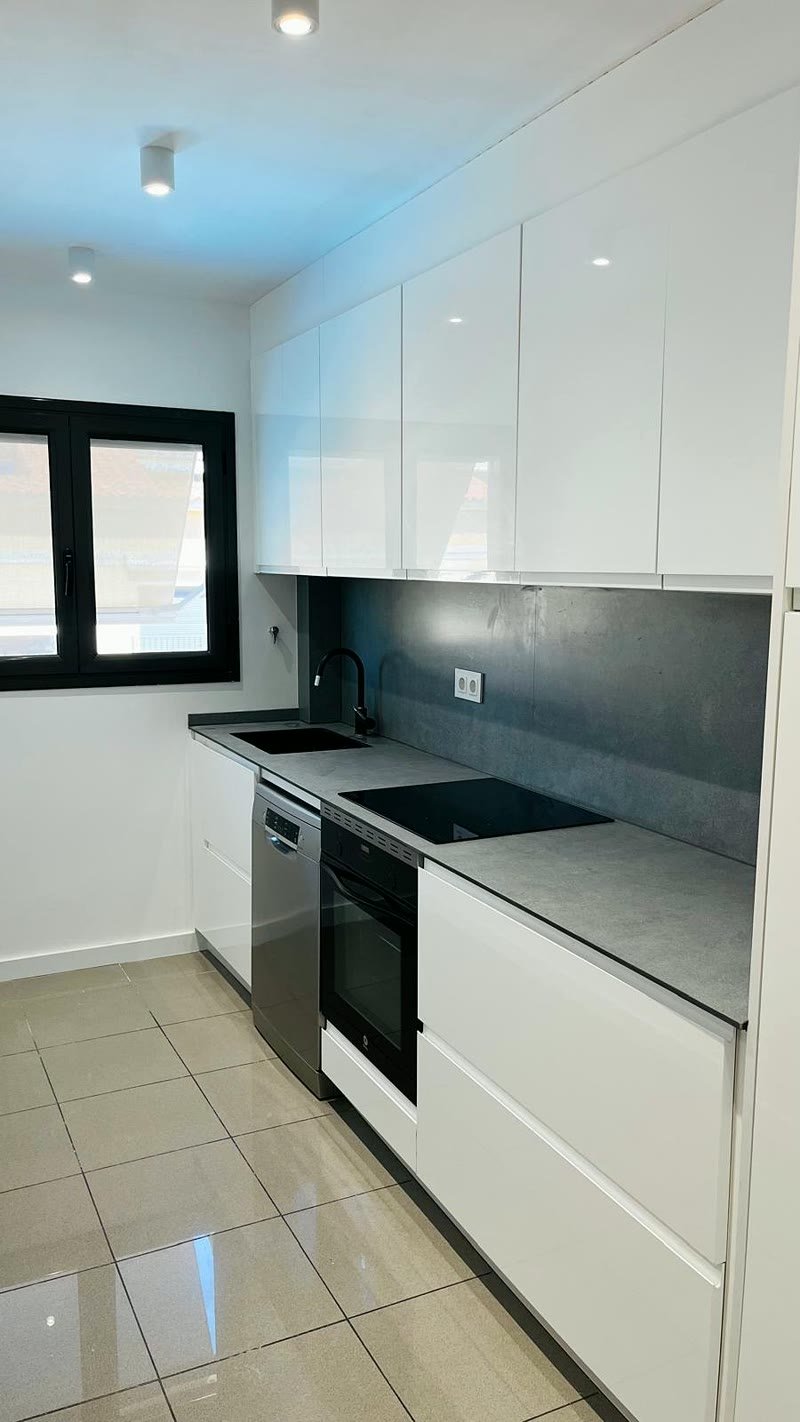Cocina blanca con encimera gris